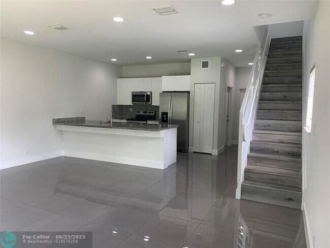 Building Photo - 5613-5615 Polk St