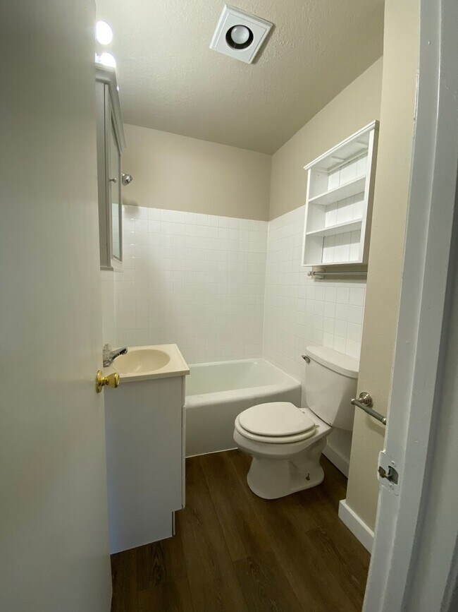 Foto del edificio - 4 Bedroom 2 Bathroom 2 Stall Detached Garage