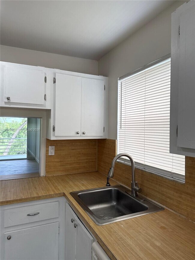 Foto del edificio - 8380 Sands Point Blvd