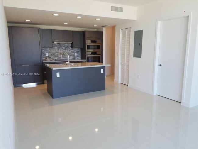 Foto del edificio - 7875 NW 107th Ave