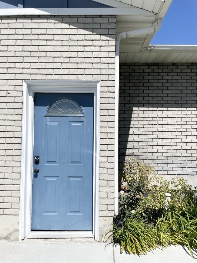 Foto del edificio - 1354 Jordan Hills Dr