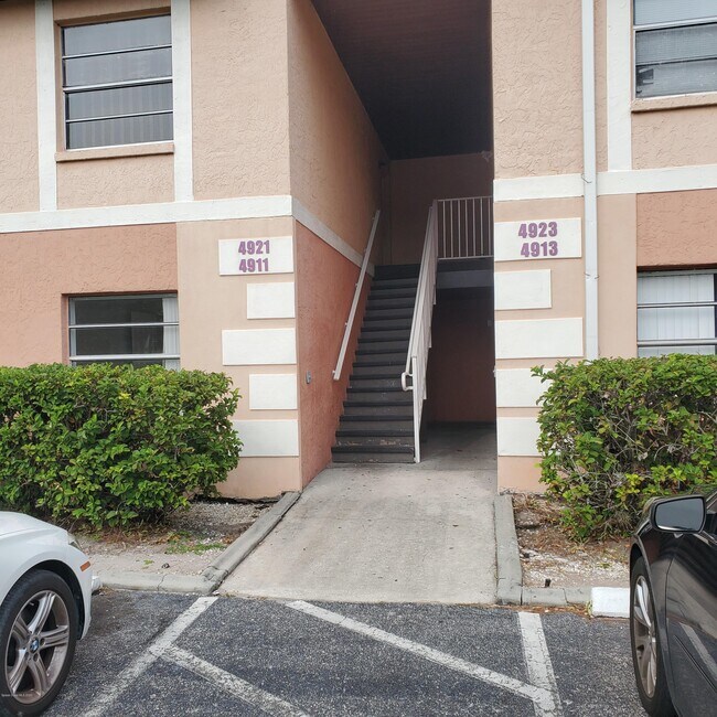 Foto del edificio - 4911 Pinewood Dr NE