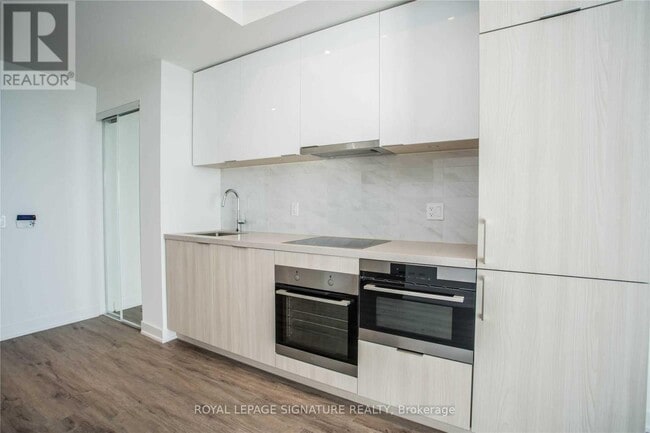 Building Photo - 15 Queens Quay E