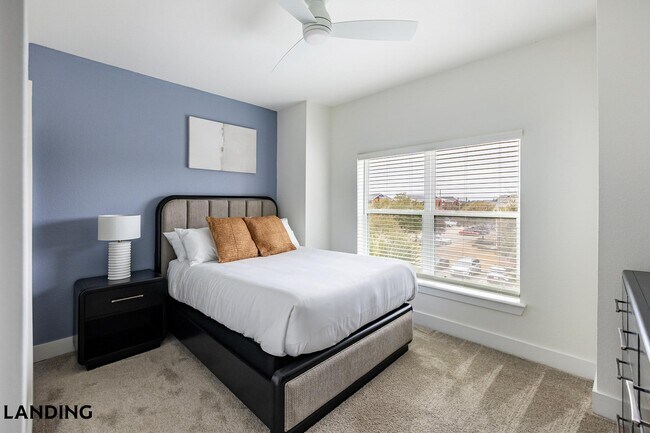 Building Photo - 20050 Oak Rd E