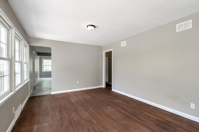 Living room - 1244 N Lakeview Dr