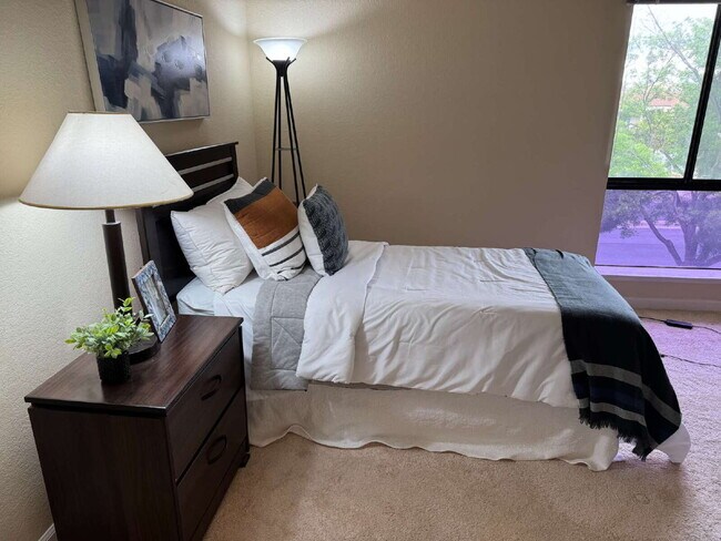 Foto del edificio - Top-Floor 1BR/1BA Condo in Newark's Murieta Community — $2,500/mo