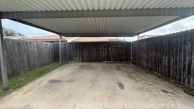 Foto del edificio - Cozy 2 Bed 1 Bath Duplex Property!