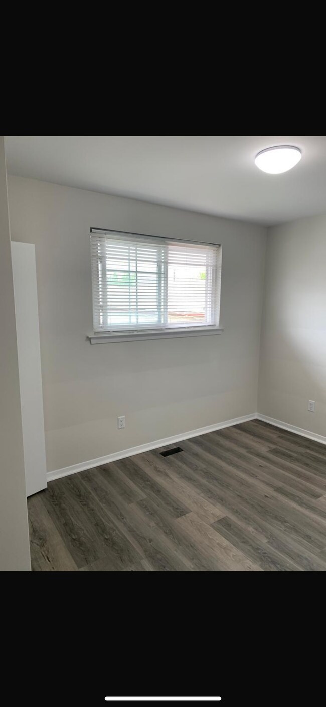 Bedroom with closet - 20 Newlin Cres