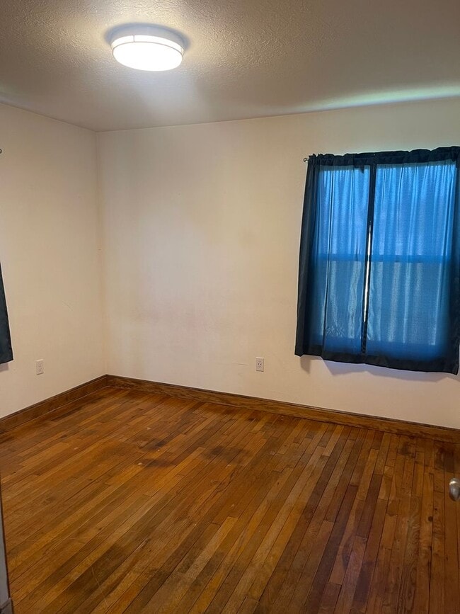 Building Photo - Two Bedroom Home!
