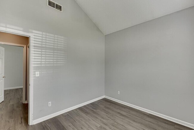 Foto del edificio - 2464 Laurelfield Dr