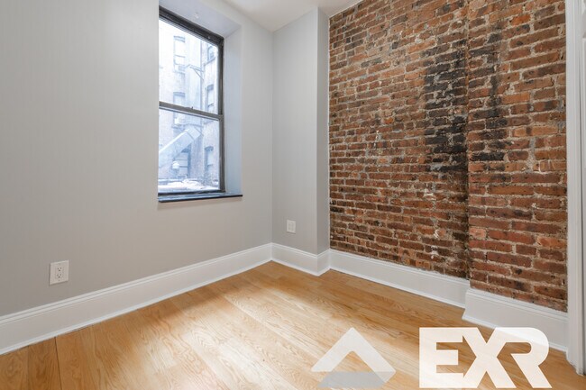 Building Photo - 54 Maujer St