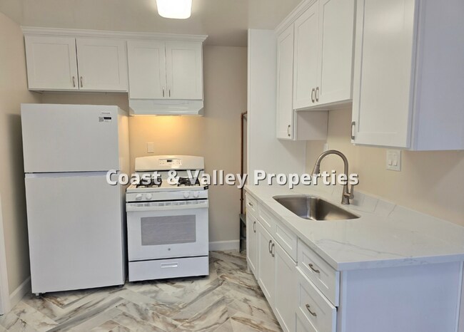 Building Photo - 601 Forest Ave