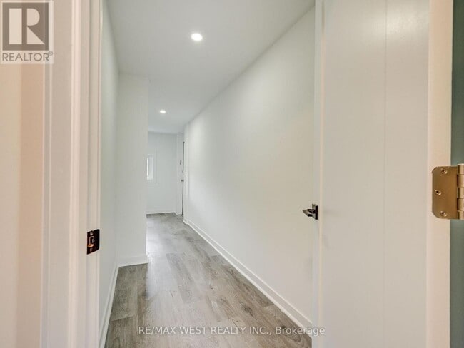 Building Photo - 22-822 Tandridge Crescent
