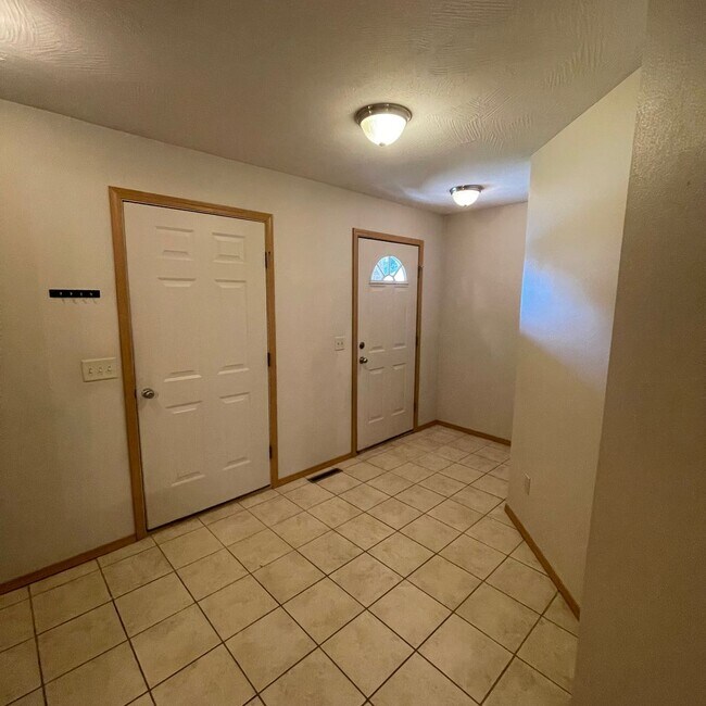 Foto del edificio - Beautiful 4 bedroom 3 full bathroom Townhome available Now!