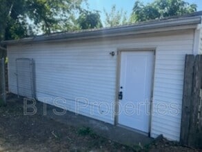Building Photo - 1221 E Moneta Ave