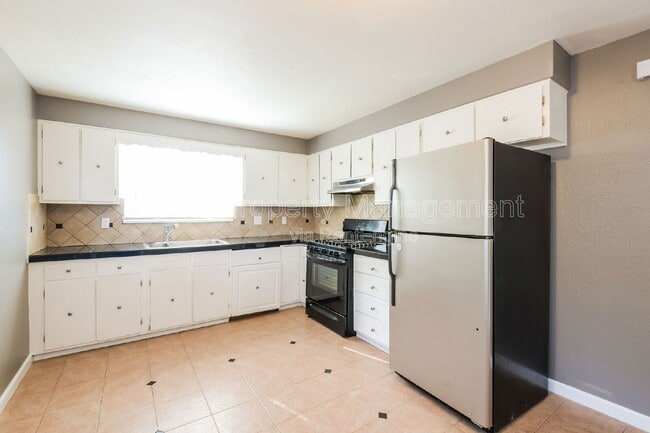 Building Photo - 13669 E Nevada Ave