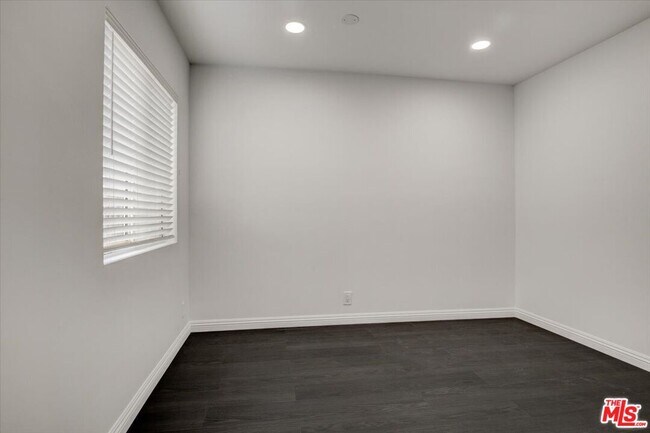 Building Photo - 2344 Fletcher Dr