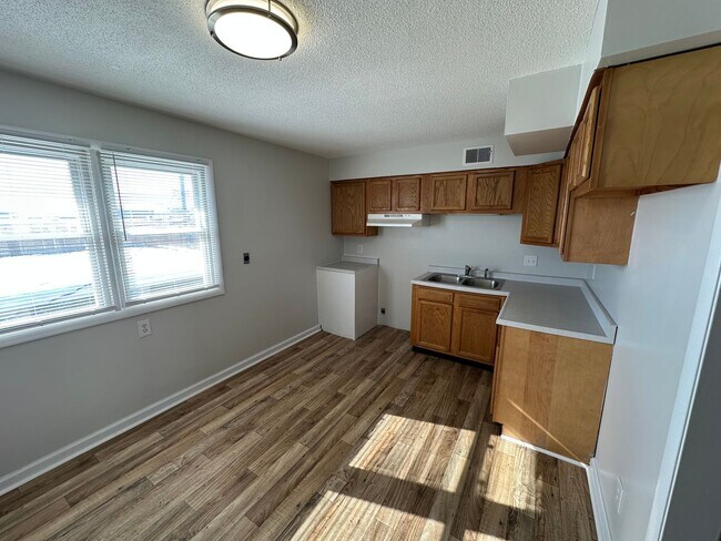 Foto del edificio - 2 bed 1 Bath Apartment Home located in Speedway! Wayne Township