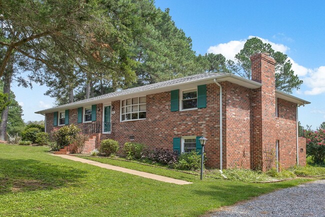 Foto del edificio - Pristine Brick Rancher in Sandston on an acre