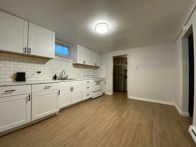 Foto del edificio - Remodeled Basement Apartment