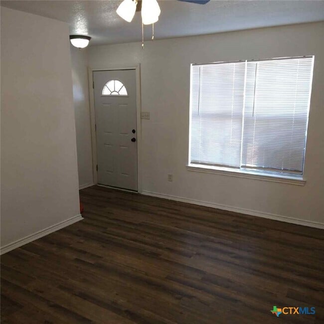 Foto del edificio - 105 Valley Cir