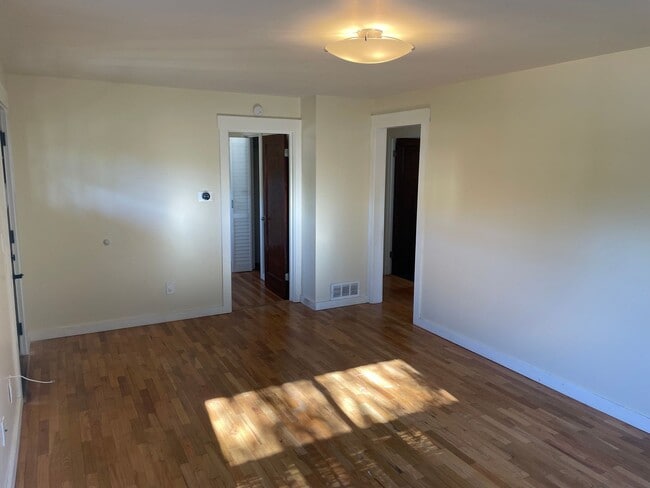 Building Photo - Light bright 3bed 1bath house with huge ya...