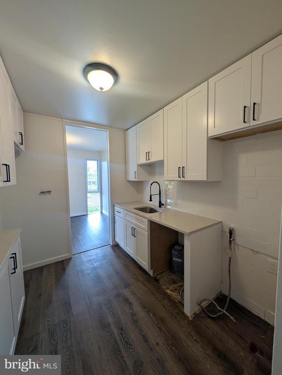 Foto del edificio - 7232 Donnell Pl
