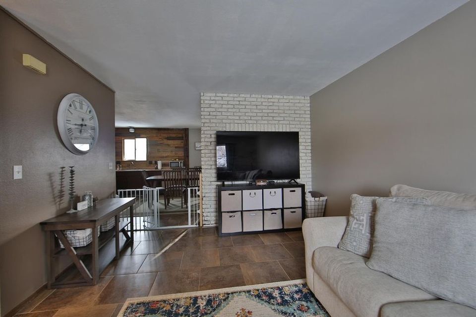 Sala de estar - 664 Sheri Ln