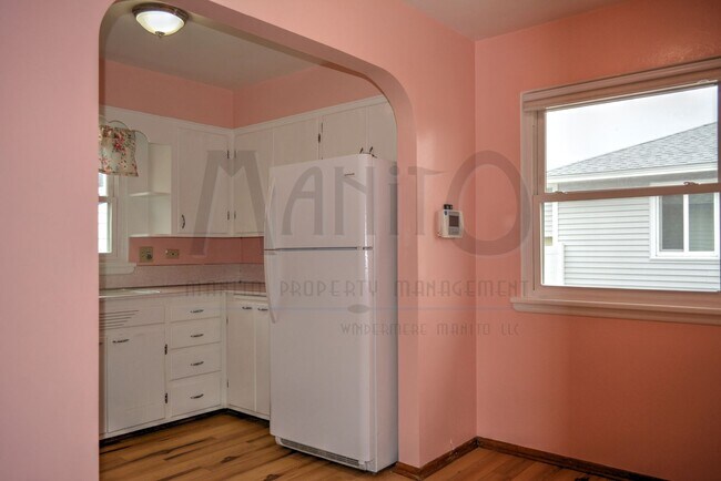 Building Photo - Charming 2 Bedroom Home