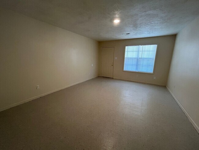 Building Photo - 818 N McLemore Ave