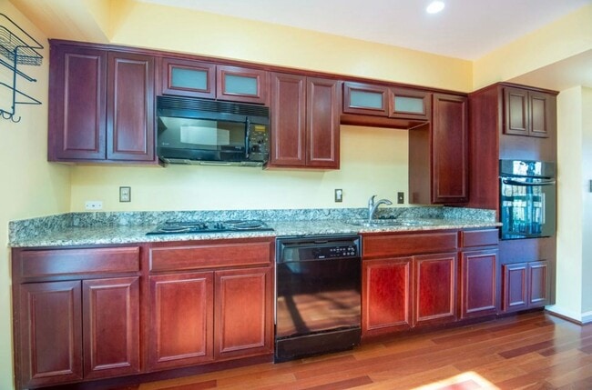 Building Photo - Bright 3 Bedroom Takoma Townhome with Park...