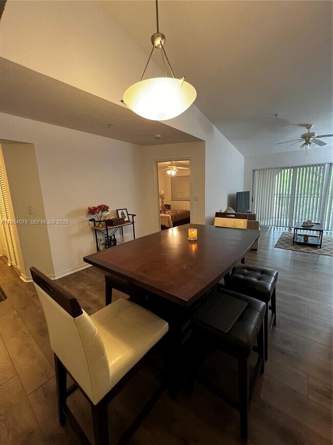 Foto del edificio - 2548 Centergate Dr