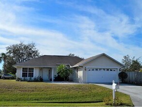 Building Photo - 102 SW Glenwood Dr