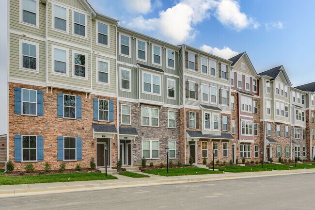 Foto del edificio - Price Drop on 3 Bedroom Luxury Condo in Glen Allen!!! ***Available Beginning of March***