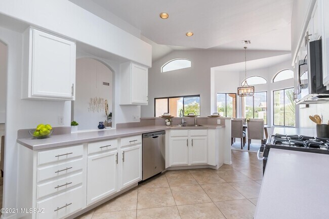 Building Photo - 11086 N Sand Pointe Dr