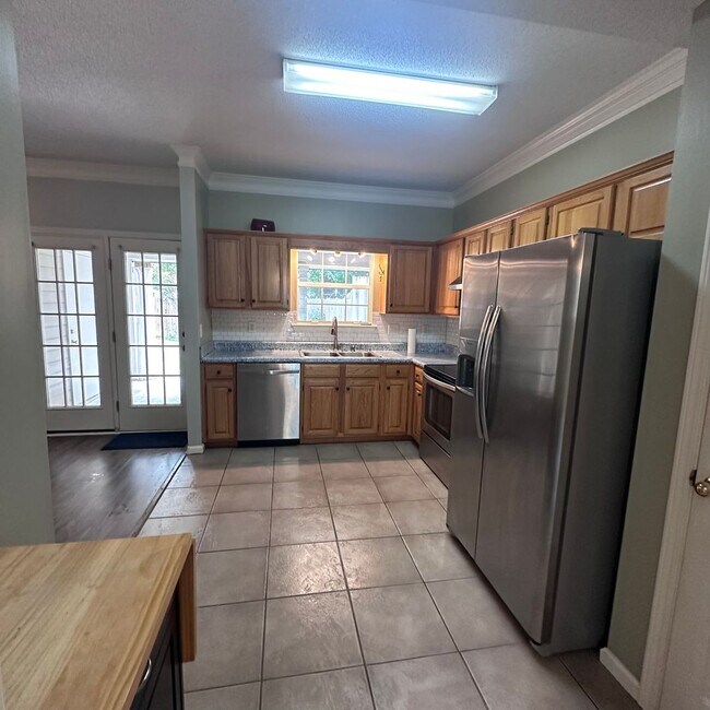 Building Photo - 2 bed, 2.5 bath townhome, all appliances i...