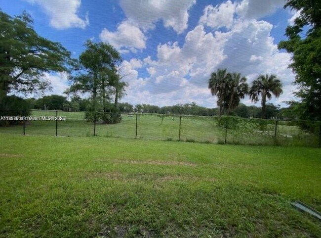 Foto del edificio - 7831 N Colony Cir