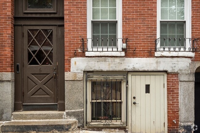 Building Photo - 9 Hudson St
