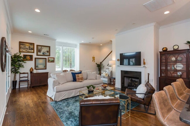 Building Photo - 814 Smiley St