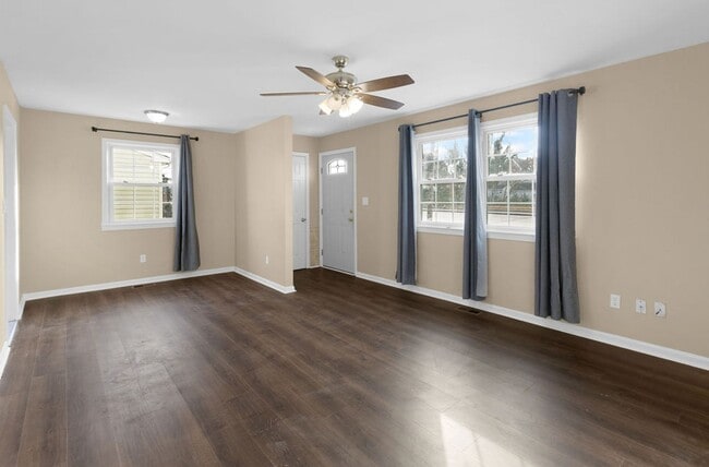 Building Photo - 3 Bed 1 Bath Home for Rent in Hampton!