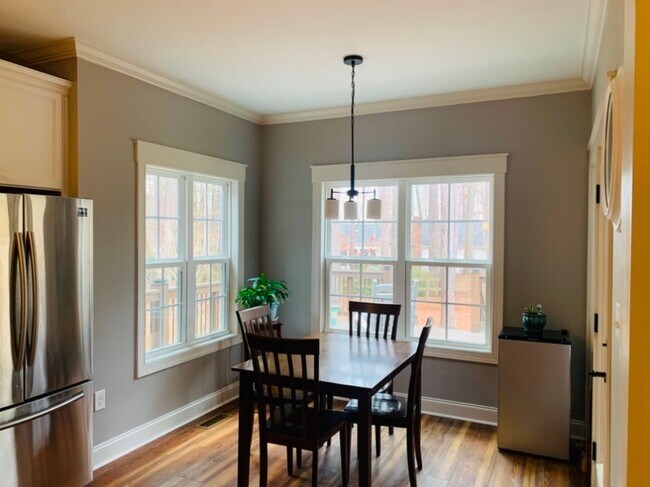 Foto del edificio - 712 Rookery Ln