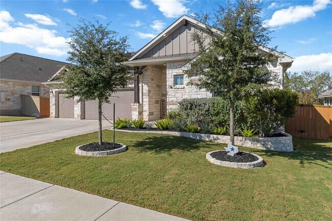 Foto del edificio - 116 Charles Zanco Dr