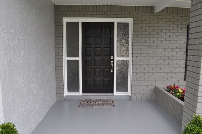 Building Photo - Direct salt water canal home
