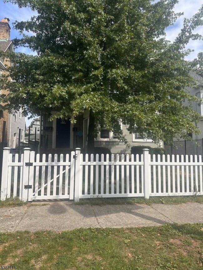 Foto del edificio - 87 Lyons Ave