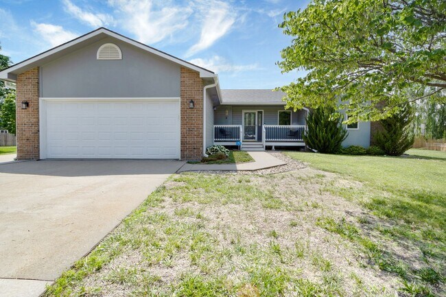 Building Photo - Large Family home For rent!
