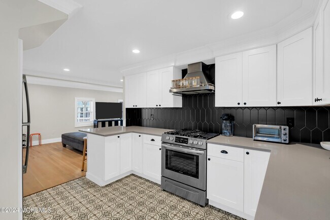 Building Photo - 605 2nd Ave