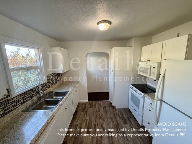 Foto del edificio - 5 Bedroom 2 Story With Basement!