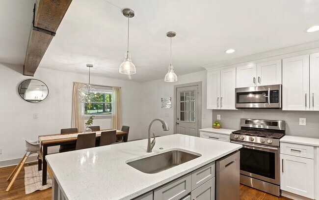 Foto del edificio - 2129 Kensington Gates Dr NW