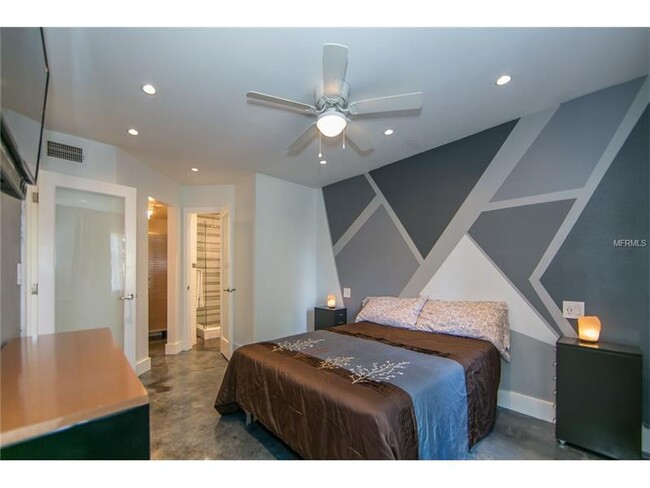 Building Photo - First Floor  2/2 CONDO NEAR DISNEY AND CEL...