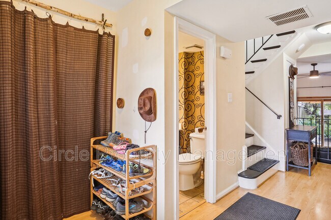 Foto del edificio - 1022 Moorefield Hill Pl SW